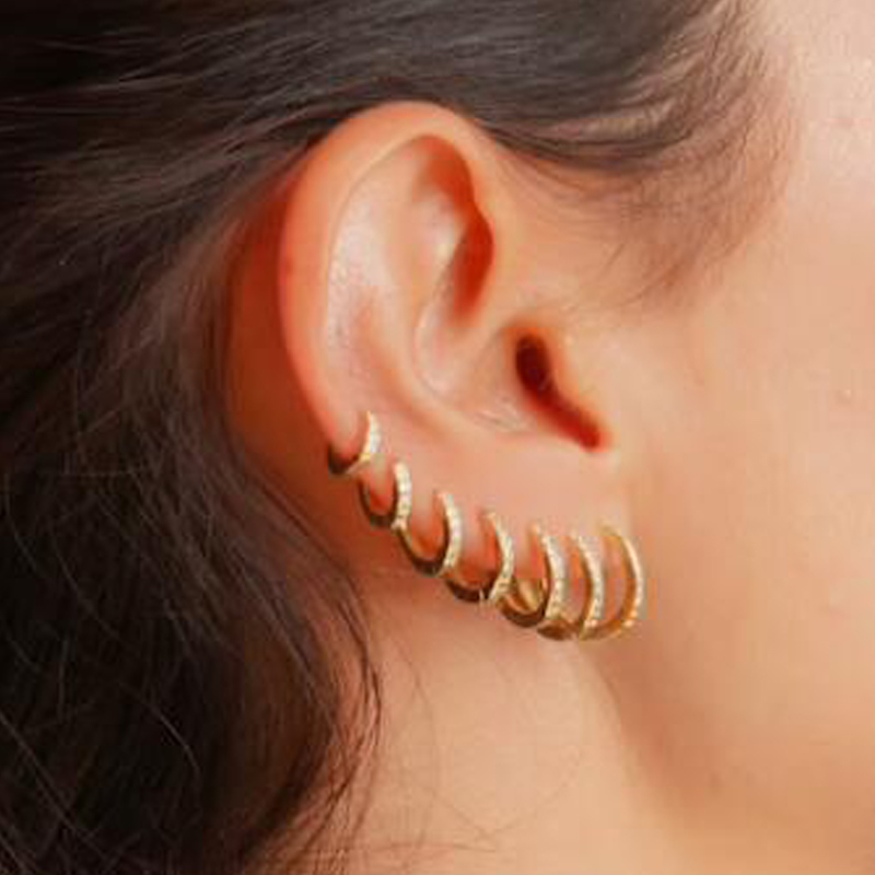 Cầu Vồng CZ Huggies Đôi Khuyên - đánh giá và giá Conch Earring Hoop