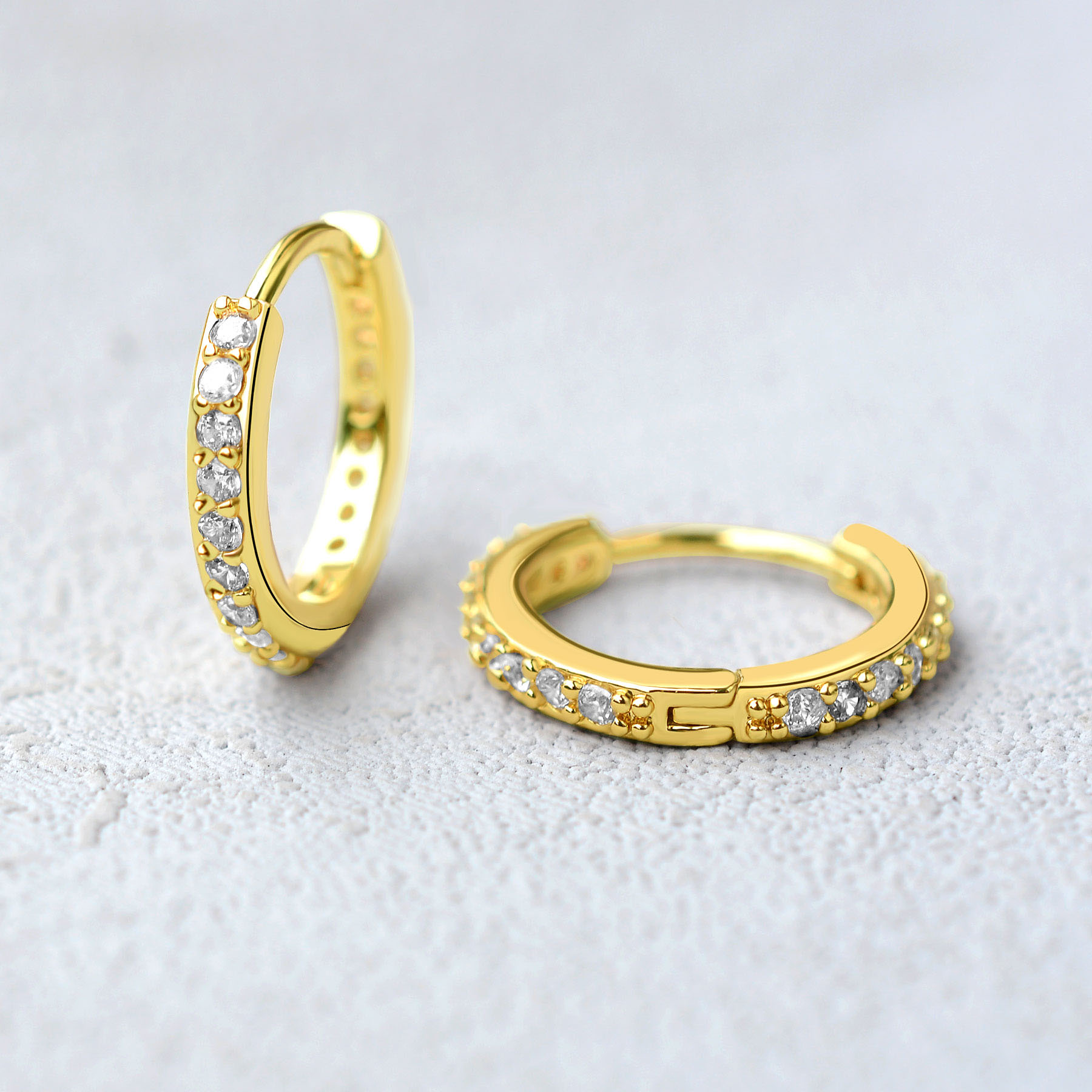Cầu Vồng CZ Huggies Đôi Khuyên - đánh giá và giá Conch Earring Hoop